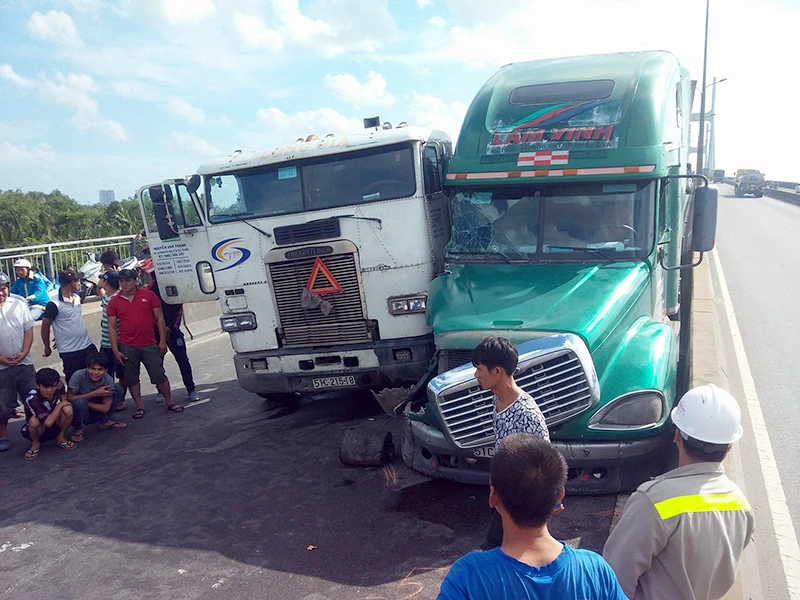 Hai xe container đang đổ dốc cầu Phú Mỹ thì va chạm với nhau 
